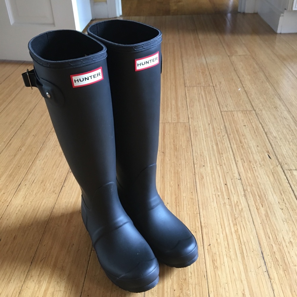 Authentic Hunter women’s boots in matte black.